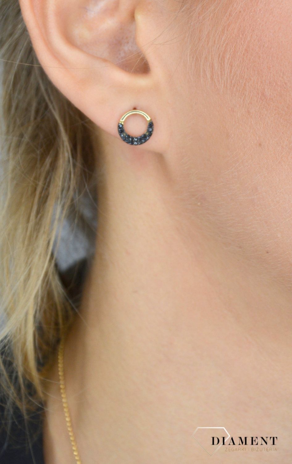 Złote kolczyki 333 czarne cyrkonie na sztyft.jpg